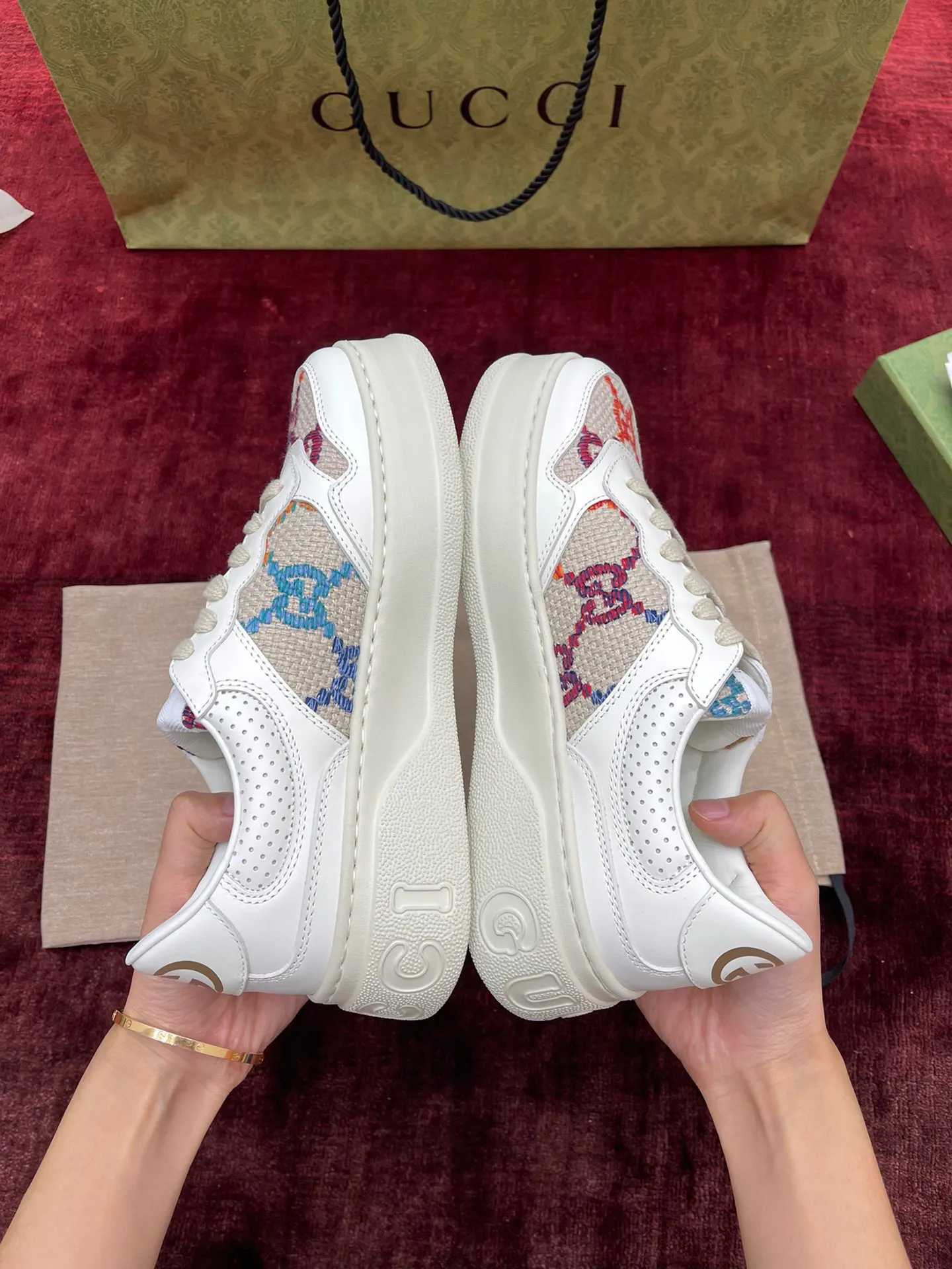 👟👟Ex-factory price 480👟👟 Gucc*i~~New upgraded version, original original color @GG couple's thick-soled shoes...biscuit shoes...white shoes...sneakers...flat shoes...catwalk style: celebrities, Internet celebrities, Xiaohongshu, etc. will definitely plant grass and call❤ Original customized cowhide fabric (classic old floral fabric, perforation, embossing process), the original bottom has a big logo, and there is a GG on the heel Logo, 5cm thick sole, classic Gucci webbing... Women's size 35-40, men's size 39-44